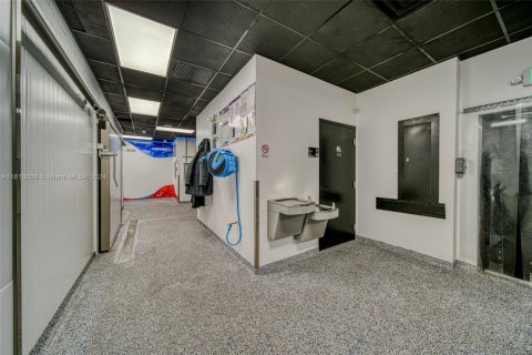 Propiedad comercial en venta en Miami, Florida № 1942984 - foto 19