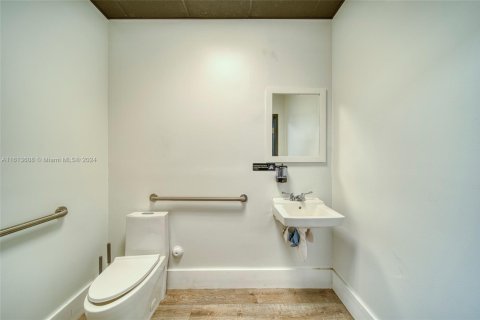 Propiedad comercial en venta en Miami, Florida № 1942984 - foto 23