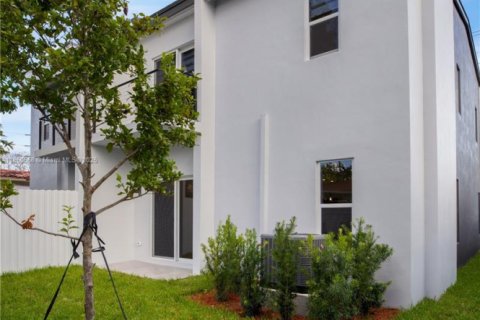 Townhouse in Miami, Florida 3 bedrooms, 344.11 sq.m. № 1856826 - photo 15