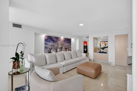 Condo in Miami, Florida, 6 bedrooms № 2244327 - photo 10