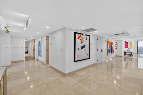 Condo in Miami, Florida, 6 bedrooms № 2244327 - photo 23