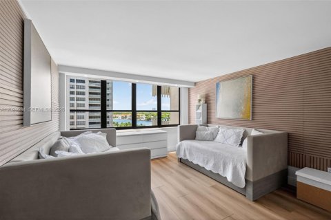 Condo in Miami, Florida, 6 bedrooms № 2244327 - photo 12