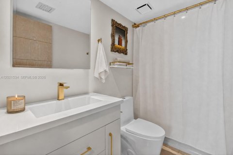 Condo in Miami, Florida, 6 bedrooms № 2244327 - photo 18