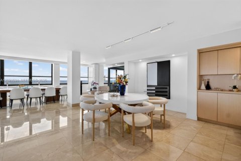 Condo in Miami, Florida, 6 bedrooms № 2244327 - photo 4