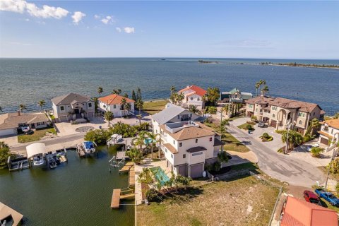 House in Hernando Beach, Florida 3 bedrooms, 242.38 sq.m. № 1720771 - photo 29