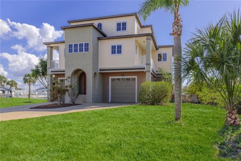 House in Hernando Beach, Florida 3 bedrooms, 242.38 sq.m. № 1720771 - photo 6