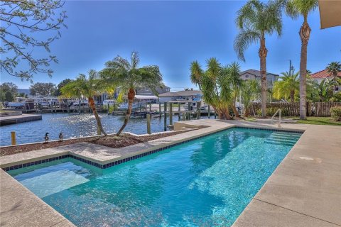 House in Hernando Beach, Florida 3 bedrooms, 242.38 sq.m. № 1720771 - photo 4
