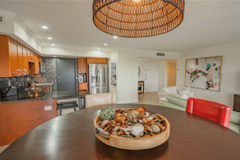 Condo in Hallandale Beach, Florida, 2 bedrooms  № 2008908 - photo 16