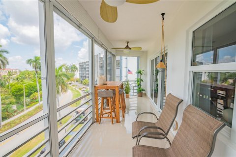 Condo in Hallandale Beach, Florida, 2 bedrooms  № 2008908 - photo 2