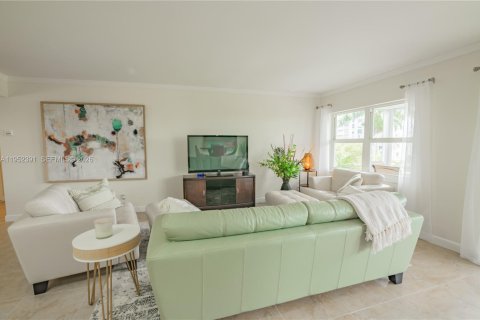 Condo in Hallandale Beach, Florida, 2 bedrooms  № 2008908 - photo 7