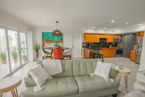 Condo in Hallandale Beach, Florida, 2 bedrooms  № 2008908 - photo 12