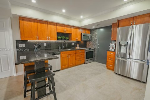 Condo in Hallandale Beach, Florida, 2 bedrooms  № 2008908 - photo 15