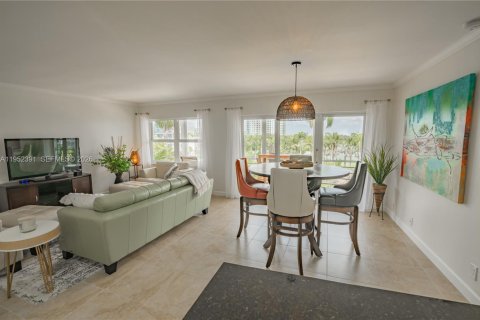 Condo in Hallandale Beach, Florida, 2 bedrooms  № 2008908 - photo 5