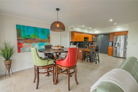 Condo in Hallandale Beach, Florida, 2 bedrooms  № 2008908 - photo 11