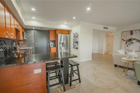 Condo in Hallandale Beach, Florida, 2 bedrooms  № 2008908 - photo 21