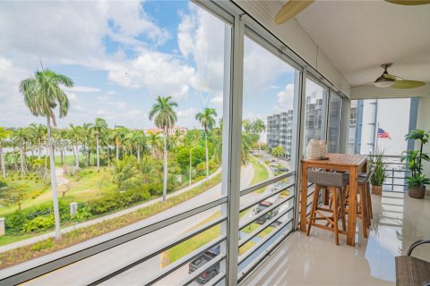 Condo in Hallandale Beach, Florida, 2 bedrooms  № 2008908 - photo 3