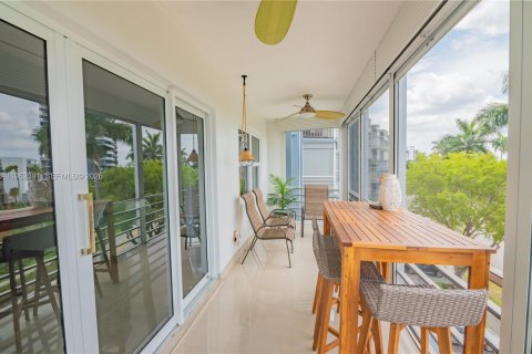 Condo in Hallandale Beach, Florida, 2 bedrooms  № 2008908 - photo 4