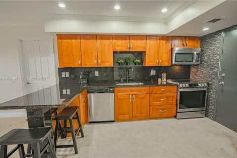 Condo in Hallandale Beach, Florida, 2 bedrooms  № 2008908 - photo 18