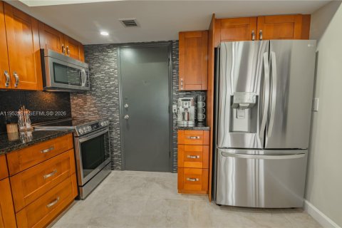 Condo in Hallandale Beach, Florida, 2 bedrooms  № 2008908 - photo 20