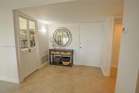Condo in Hallandale Beach, Florida, 2 bedrooms  № 2008908 - photo 14
