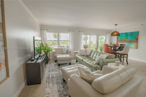 Condo in Hallandale Beach, Florida, 2 bedrooms  № 2008908 - photo 10