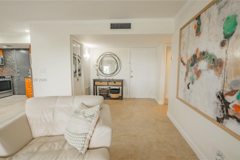 Condo in Hallandale Beach, Florida, 2 bedrooms  № 2008908 - photo 6