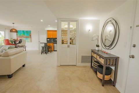 Condo in Hallandale Beach, Florida, 2 bedrooms  № 2008908 - photo 9