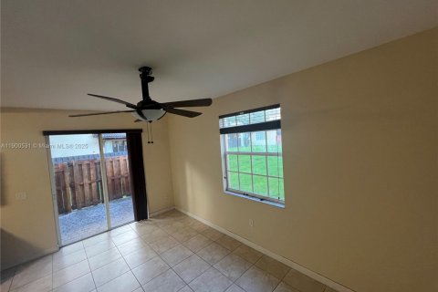 Condo in Cutler Bay, Florida, 3 bedrooms  № 1952350 - photo 2