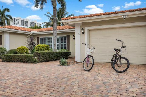 Villa ou maison à louer à Boca Raton, Floride: 3 chambres, 176.89 m2 № 1077087 - photo 1