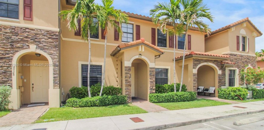 Townhouse in Hialeah, Florida 2 bedrooms, 132.11 sq.m. № 1924091