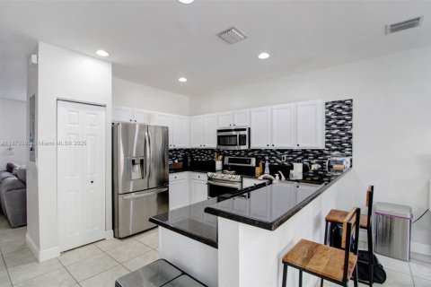 Townhouse in Hialeah, Florida 2 bedrooms, 132.11 sq.m. № 1924091 - photo 6