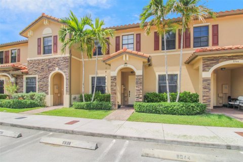 Townhouse in Hialeah, Florida 2 bedrooms, 132.11 sq.m. № 1924091 - photo 2