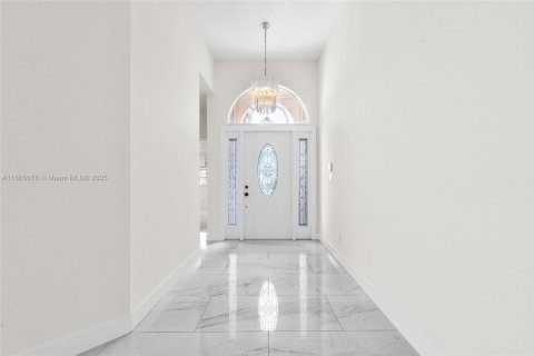 House in Doral, Florida 4 bedrooms, 205.04 sq.m. № 1893284 - photo 15