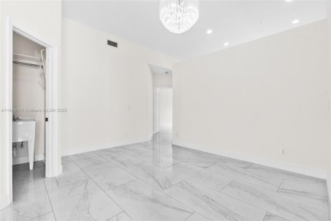House in Doral, Florida 4 bedrooms, 205.04 sq.m. № 1893284 - photo 18