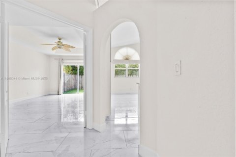 House in Doral, Florida 4 bedrooms, 205.04 sq.m. № 1893284 - photo 19