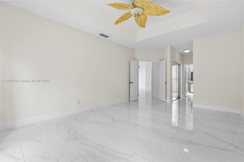 House in Doral, Florida 4 bedrooms, 205.04 sq.m. № 1893284 - photo 22