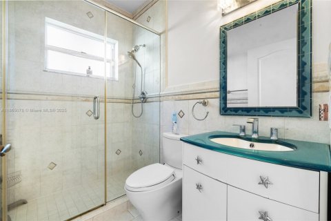 House in Doral, Florida 4 bedrooms, 205.04 sq.m. № 1893284 - photo 8