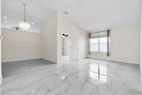 House in Doral, Florida 4 bedrooms, 205.04 sq.m. № 1893284 - photo 10