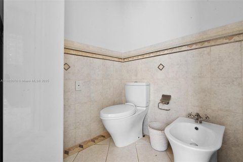 House in Doral, Florida 4 bedrooms, 205.04 sq.m. № 1893284 - photo 29