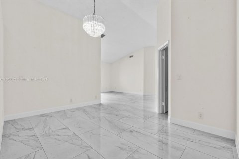 House in Doral, Florida 4 bedrooms, 205.04 sq.m. № 1893284 - photo 20