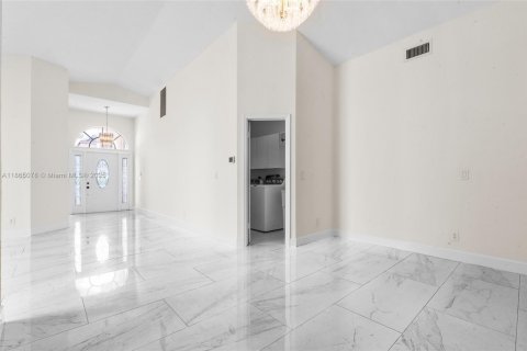 House in Doral, Florida 4 bedrooms, 205.04 sq.m. № 1893284 - photo 16