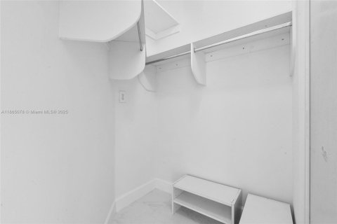 House in Doral, Florida 4 bedrooms, 205.04 sq.m. № 1893284 - photo 24
