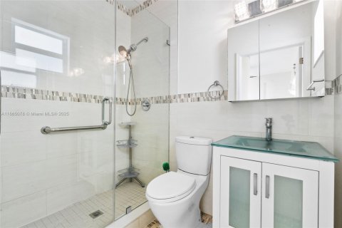 House in Doral, Florida 4 bedrooms, 205.04 sq.m. № 1893284 - photo 14