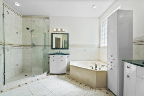 House in Doral, Florida 4 bedrooms, 205.04 sq.m. № 1893284 - photo 26