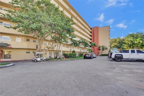 Condo in Miami, Florida, 2 bedrooms  № 1794057 - photo 24