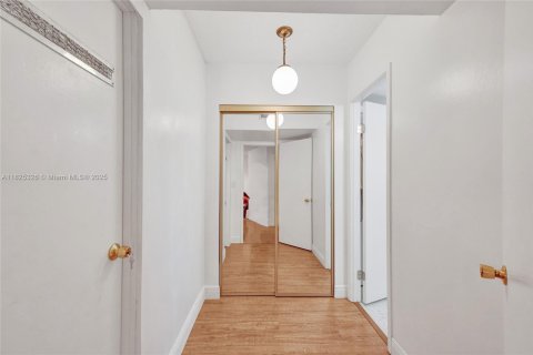Condo in Miami, Florida, 2 bedrooms  № 1794057 - photo 13