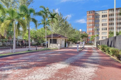 Condo in Miami, Florida, 2 bedrooms  № 1794057 - photo 30