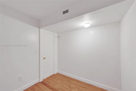 Condo in Miami, Florida, 2 bedrooms  № 1794057 - photo 14