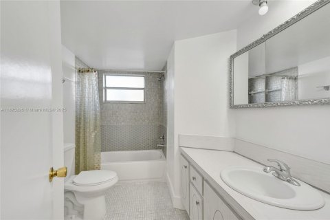 Condo in Miami, Florida, 2 bedrooms  № 1794057 - photo 9