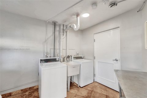 Condo in Miami, Florida, 2 bedrooms  № 1794057 - photo 22
